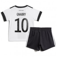 Billiga Tyskland Serge Gnabry #10 Barnkläder Hemma fotbollskläder till baby VM 2022 Kortärmad (+ Korta byxor)